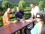 Snídaně na terase se slovenškými instruktory ,  Zleva Lubo Ráchela, Robo Pročka, vpředu Dominika Sabová 