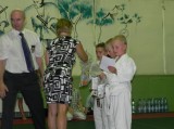 Foto s oběma poraženými soupeři při předávání diplomů. Foto s oběma poraženými soupeři při předávání diplomů.