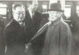 Profesor Funakoši a Kenwa Mabuni, v pozadí Shigeru Egami, vpravo mladý Nakayama Profesor Funakoši a Kenwa Mabuni, v pozadí Shigeru Egami, vpravo mladý Nakayama