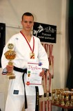 Mistr ČR v kata i kumite Jaroslav Hodina,
a jeho legeńdární kimono K.O. President. Mistr ČR v kata i kumite Jaroslav Hodina,
a jeho legeńdární kimono K.O. President.