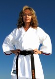 Shihan Iva Keslová 6th Dan.
Asistent státní reprezentace kata ČSKe. Osminásobná mistryně České republiky, 3. místo MS 1995, 5. místo ME 1996, 1997, mezinárodní mistryně Švédska, Holandska, Dánska 97, 98, 99, vítězka mnoha
mezinárodních turnajů. Karate se věnuje od roku 1985.
Shihan Iva Keslová 6th Dan.
Asistent státní reprezentace kata ČSKe. Osminásobná mistryně České republiky, 3. místo MS 1995, 5. místo ME 1996, 1997, mezinárodní mistryně Švédska, Holandska, Dánska 97, 98, 99, vítězka mnoha
mezinárodních turnajů. Karate se věnuje od roku 1985.