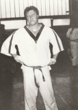 Sensei Ivan Simandl, vynikající dlouholetý reprezentant v kumite, spolu se svým bratrem patří k legendám českého karate. Sensei Ivan Simandl, vynikající dlouholetý reprezentant v kumite, spolu se svým bratrem patří k legendám českého karate.