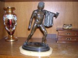 Gladiator, bronz a mramor, 23 cm, Venice, vyvolávací cena 1000 Euro Gladiator, bronz a mramor, 23 cm, Venice, vyvolávací cena 1000 Euro