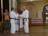 Michal Kaiser získává I. Dan, jeho vystoupení patřilo k vrcholným momentům zkoušek. Michal Kaiser získává I. Dan, jeho vystoupení patřilo k vrcholným momentům zkoušek.